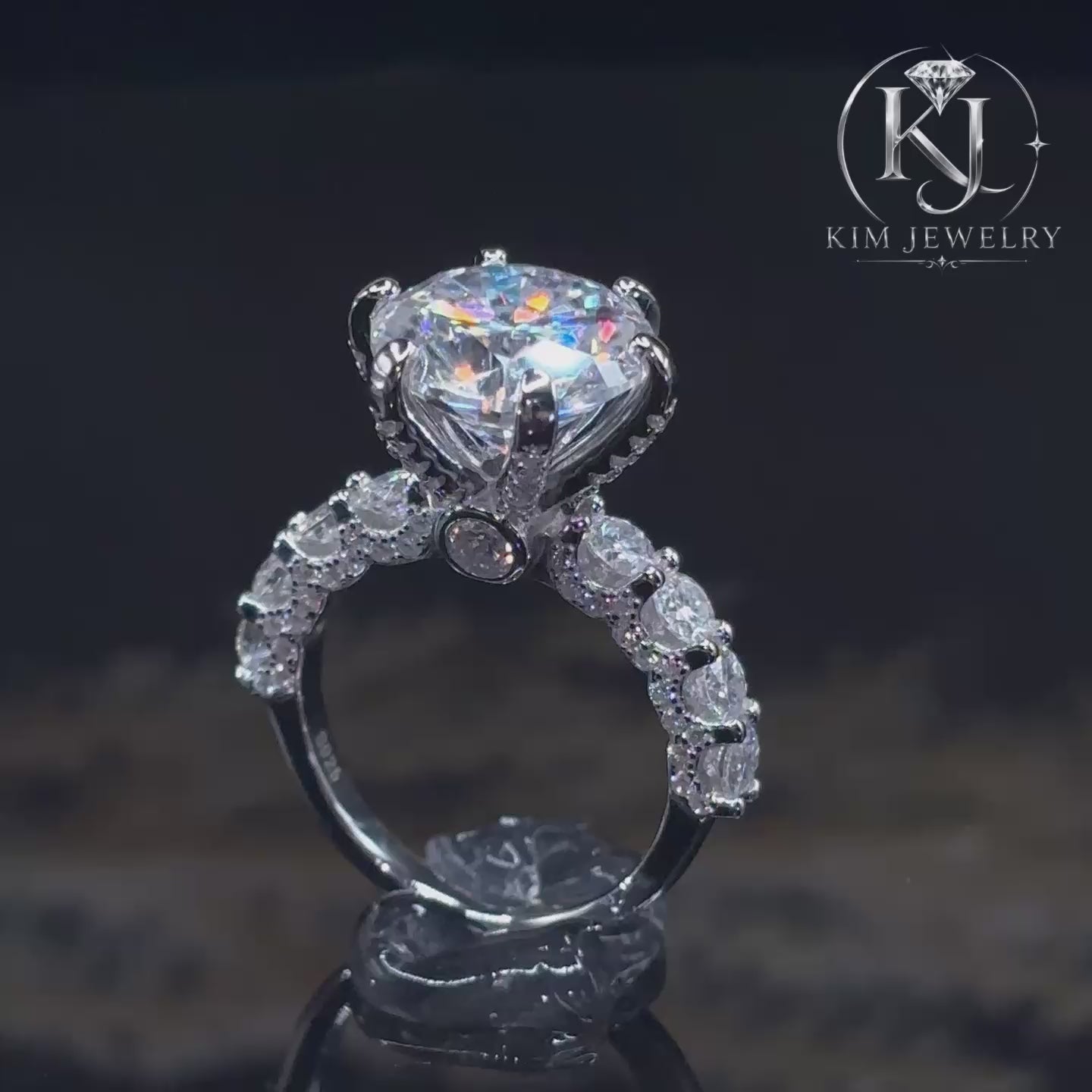 Round Cut Moissanite Engagement Ring