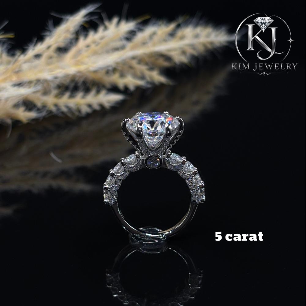 Round Cut Moissanite Engagement Ring