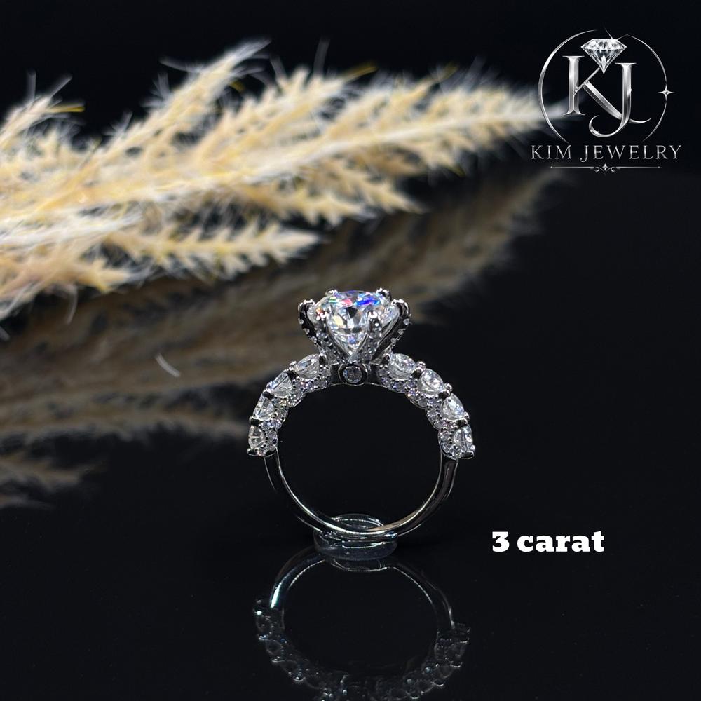 Round Cut Moissanite Engagement Ring