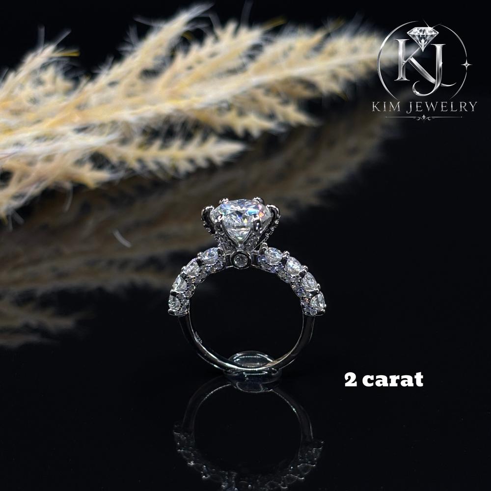 Round Cut Moissanite Engagement Ring