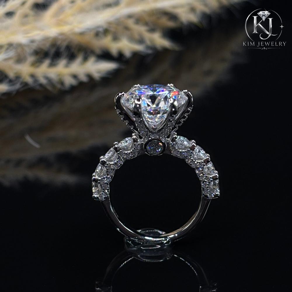 Round Cut Moissanite Engagement Ring