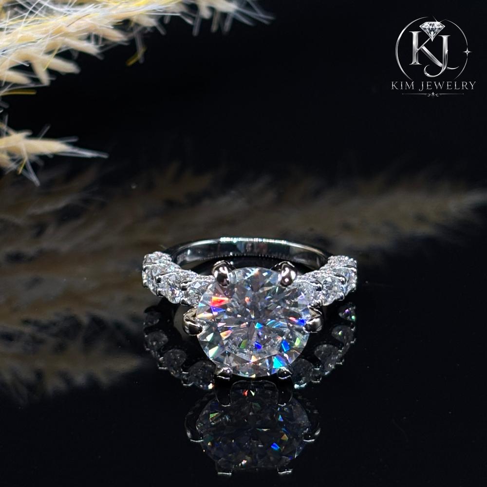 Round Cut Moissanite Engagement Ring